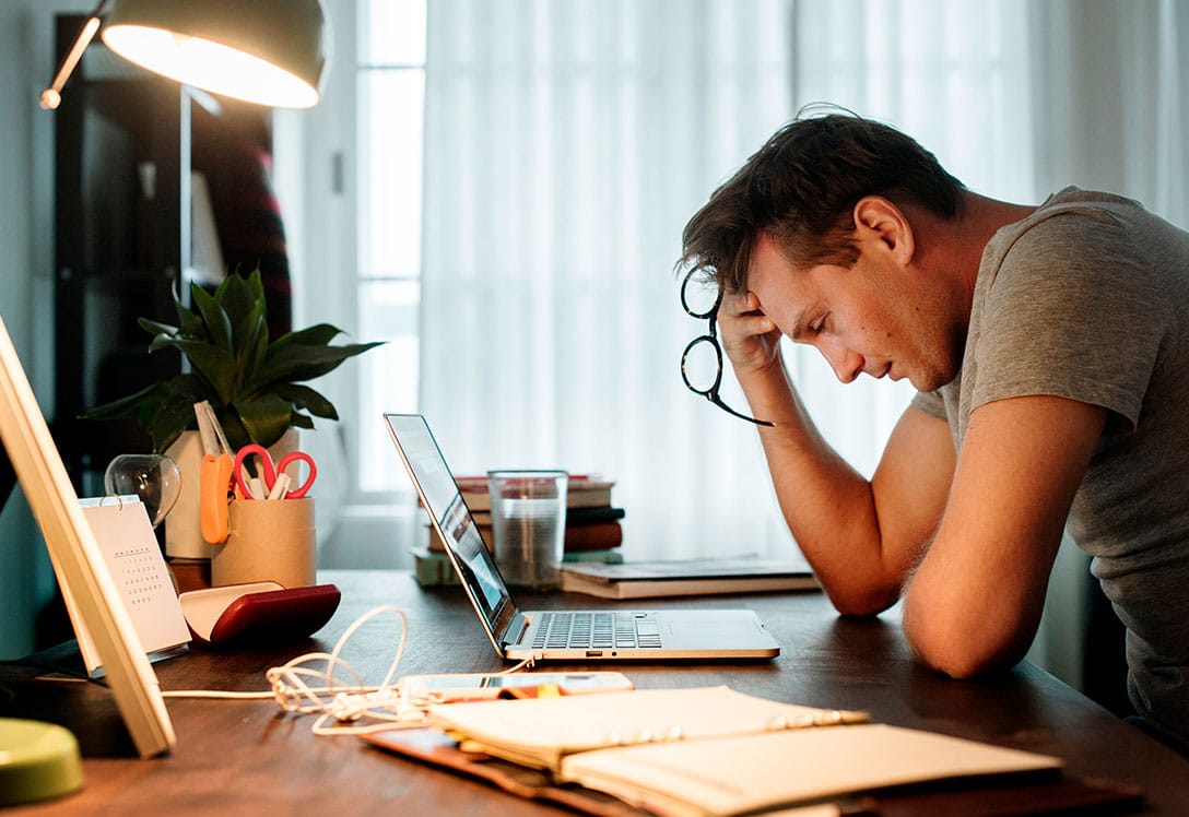 Hombre con estrés postvacacional