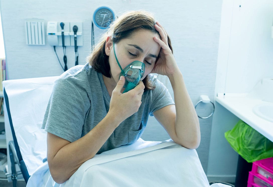 mujer con respirador por fibrosis pulmonar