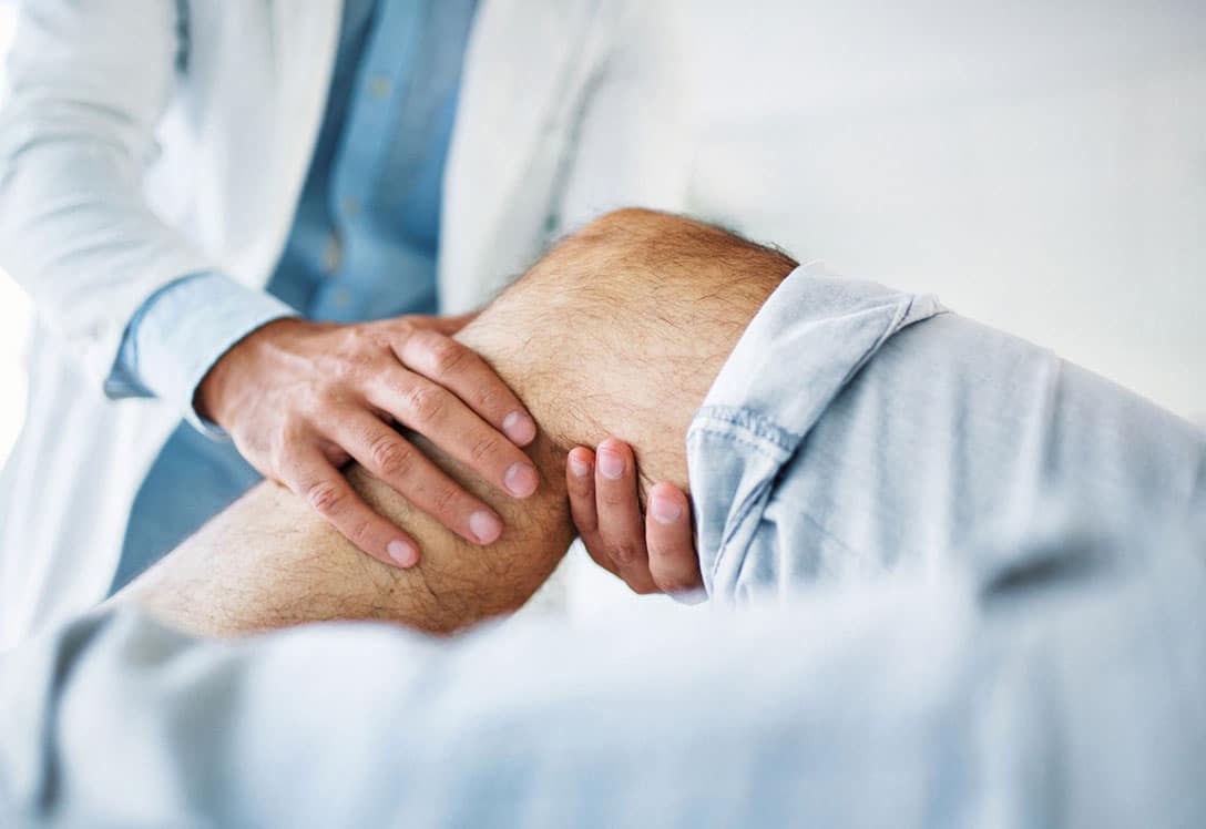 lesion-rodilla-segunda-opinion-1 Médico tratando lesión de rodilla