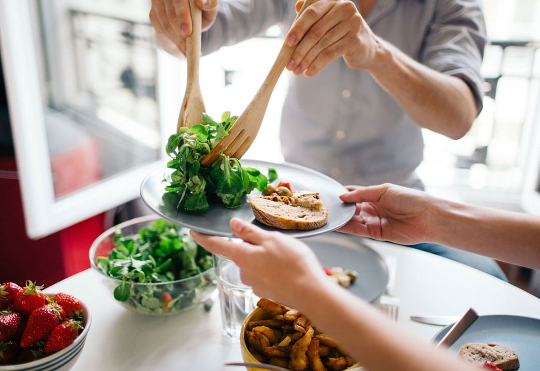 Si crees que algunos de tus hábitos cotidianos pueden tener efectos negativos en tu salud, te animamos a realizar nuestro Test de Hábitos Saludables y te informamos de lo que supone tener un riesgo cardiovascular alto.