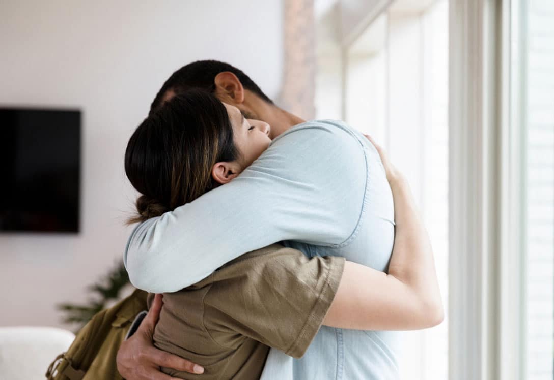 pareja abrazándose