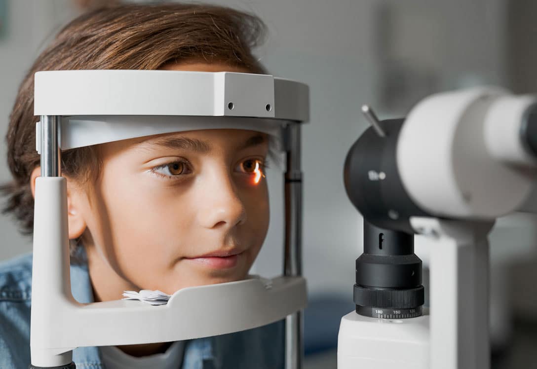 Niño haciendo la revisión ocular en el oftalmólogo