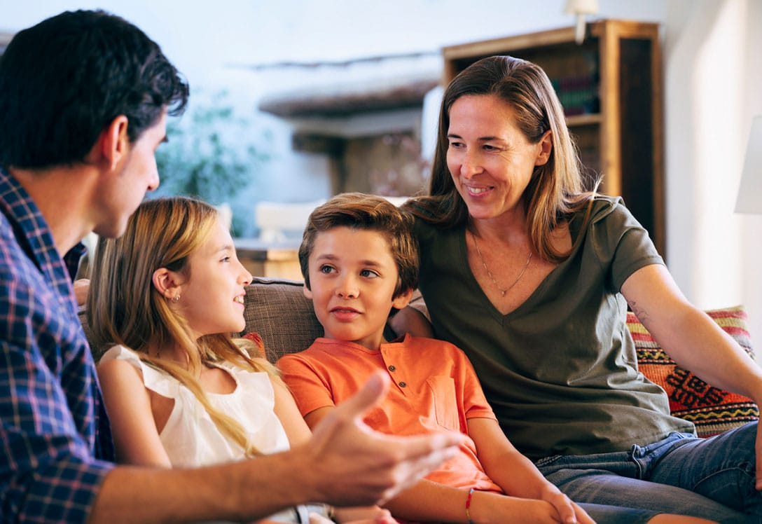 Familia hablando felizmente