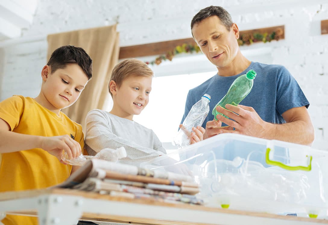 Familia reciclando en casa