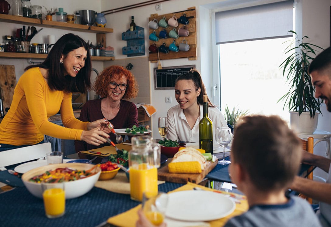 Familia cenando comida vegetariana