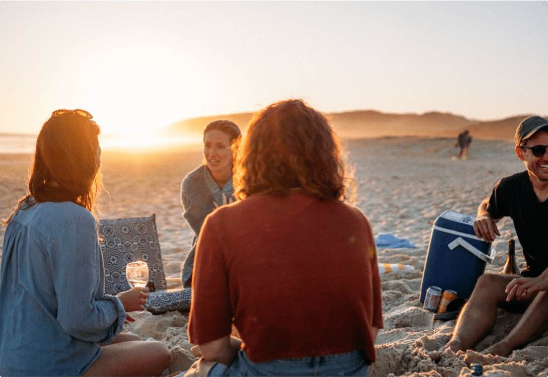 grupo sentado en la arena de la playa