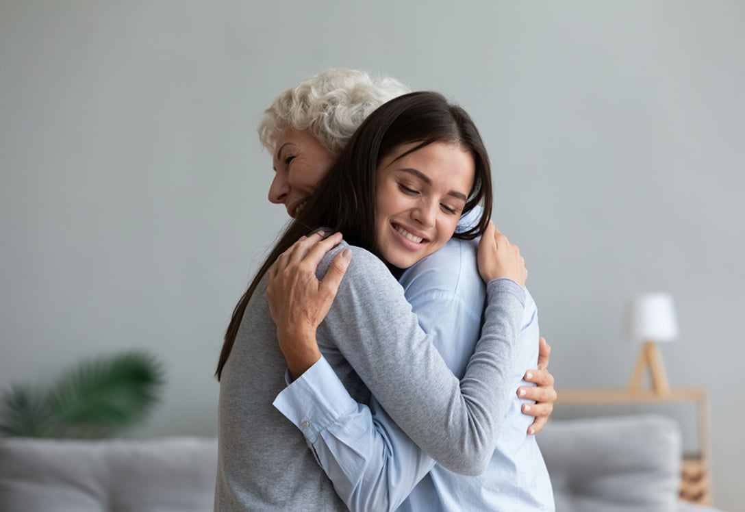 abrazo-madre-hija-felicidad abrazo madre e hija que proporciona falicidad