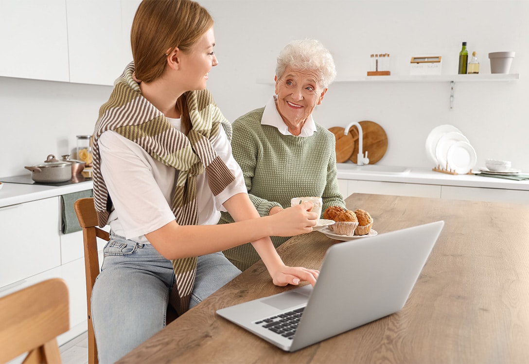 abuela y nieta adolescente merendando juntas