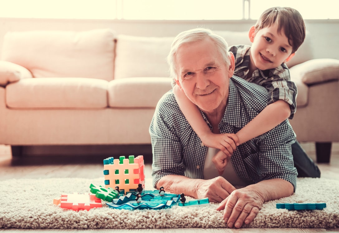 abuelo jugando con su nieto