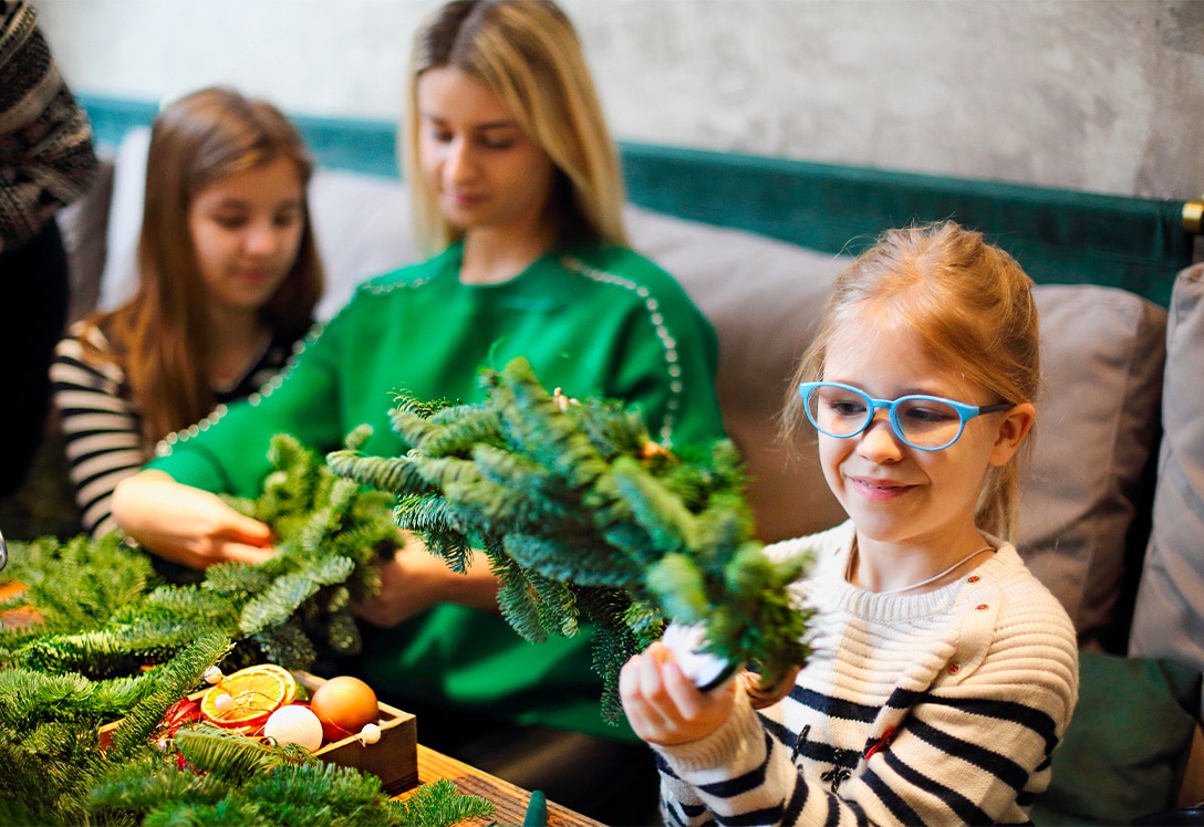 familia preparando el arbol de navidad