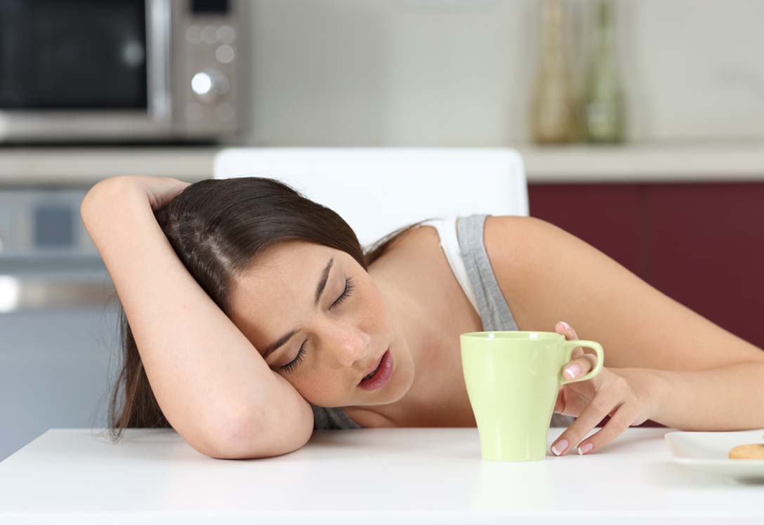 Adolescente dormida durante el desayuno