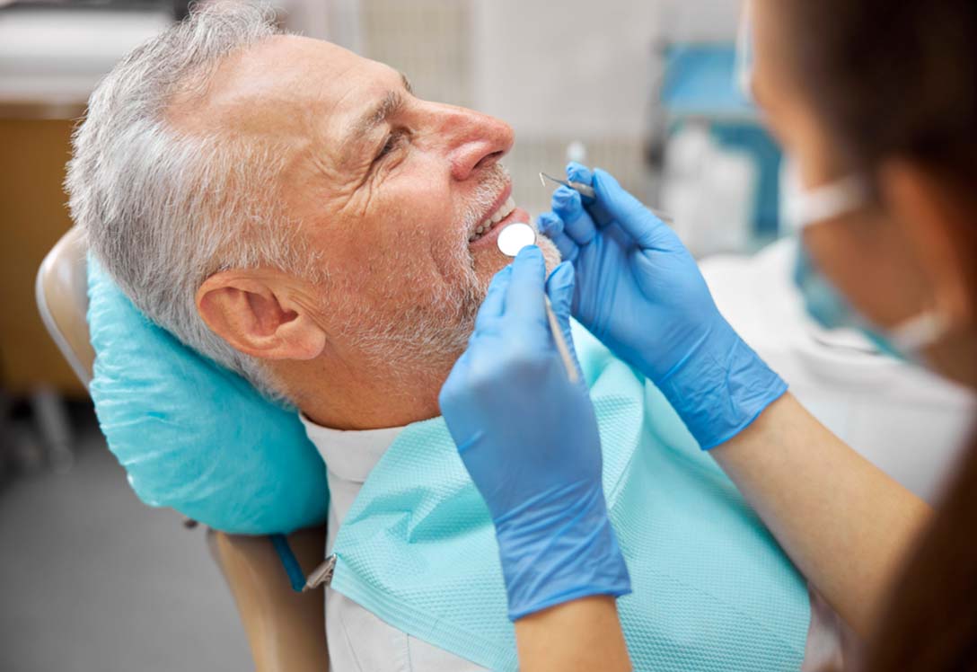 Una persona mayor en el dentista