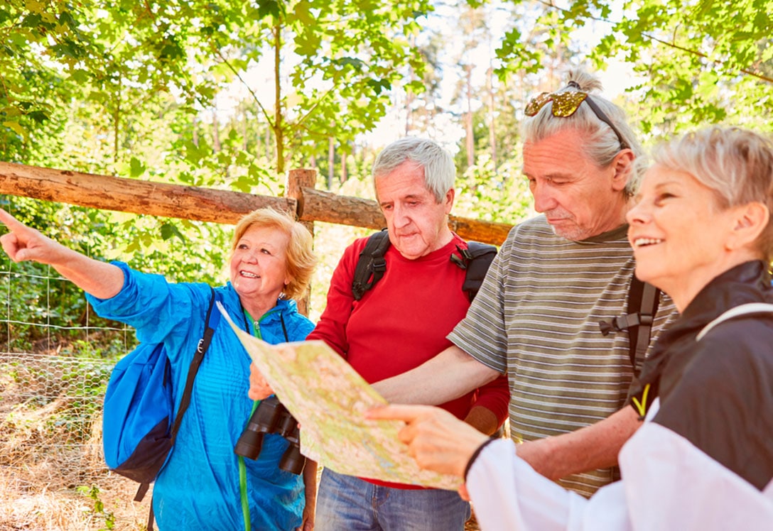 Parejas de adultos mayores de vacaciones