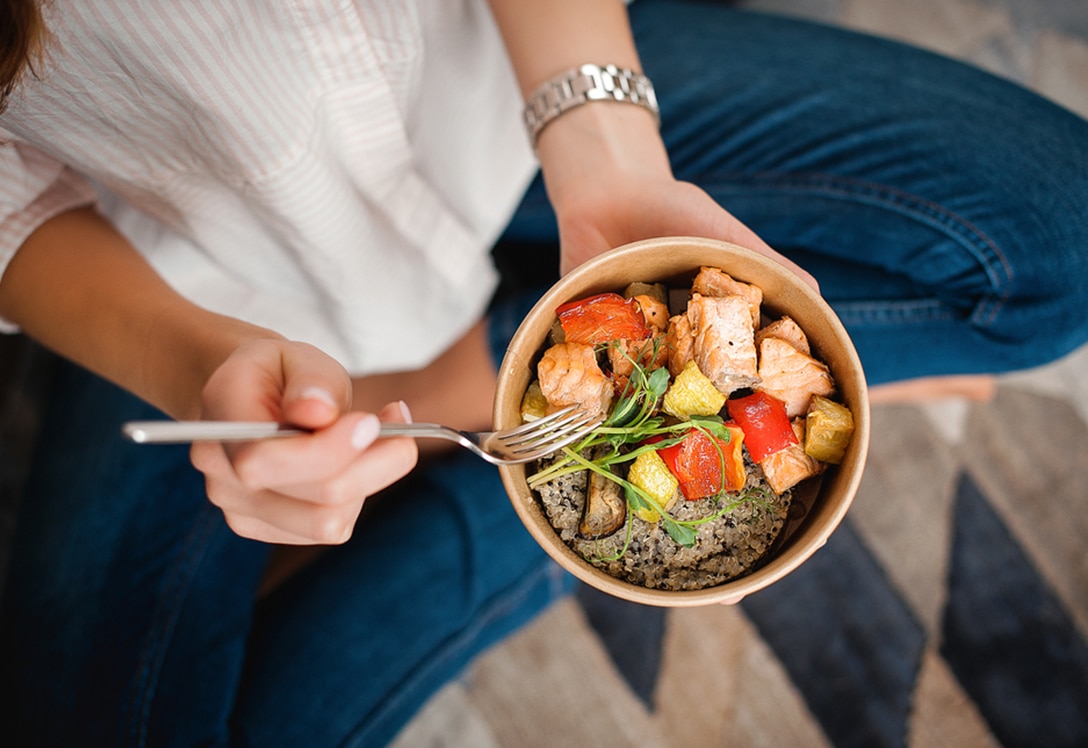 ensalada saludable de salmón y quinoa