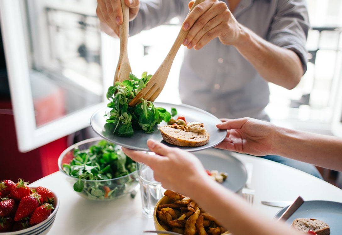 Dos personas desayunando con alimentos sanos