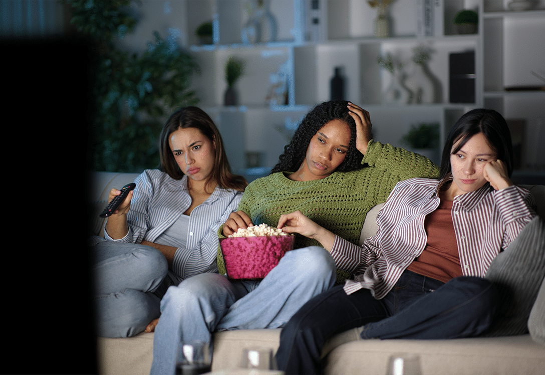 amigas-viendo-television amigas viendo la televisión