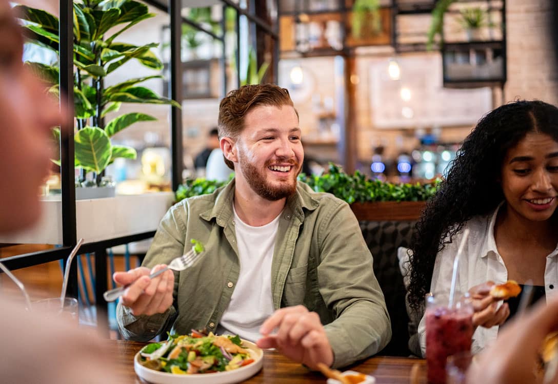 amigos comiendo en vegetariano