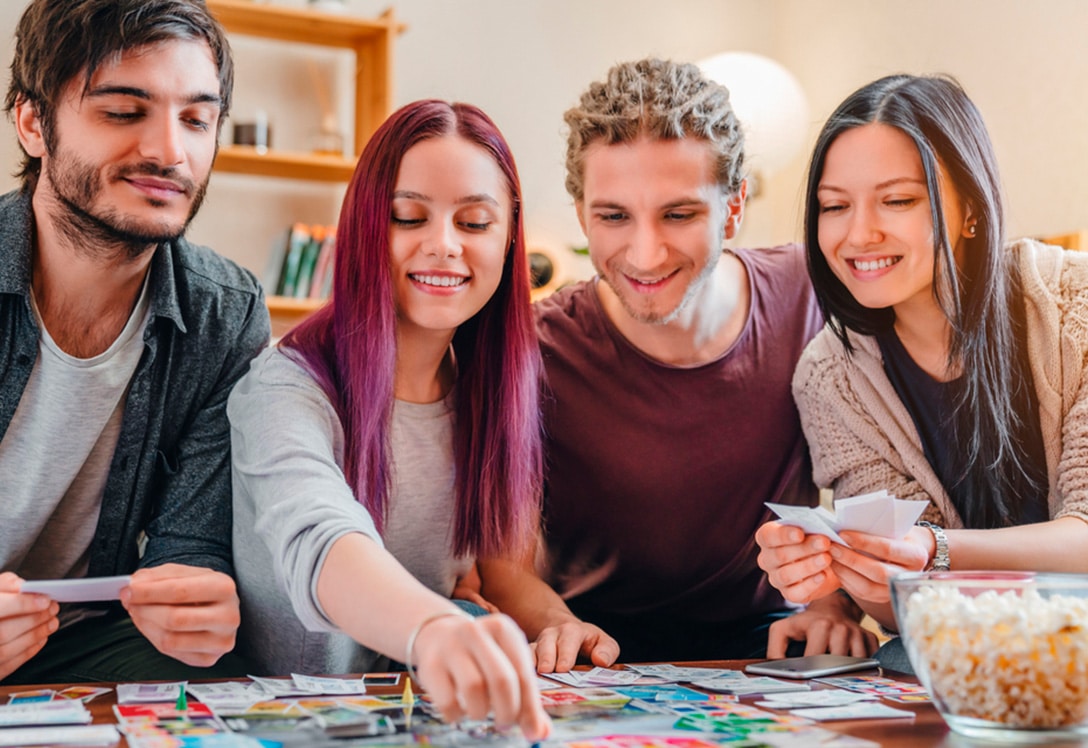 Amigos jugando a un juego de mesa