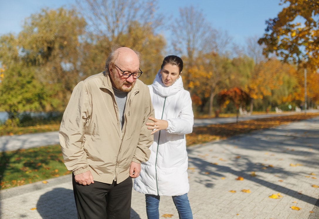 asistencia-hogar-persona-mayor persona asistente del hogas acompaña a persona mayor de paseo