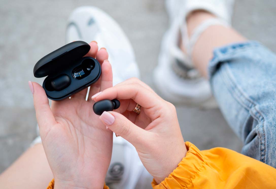 Auriculares inalámbricos en su caja