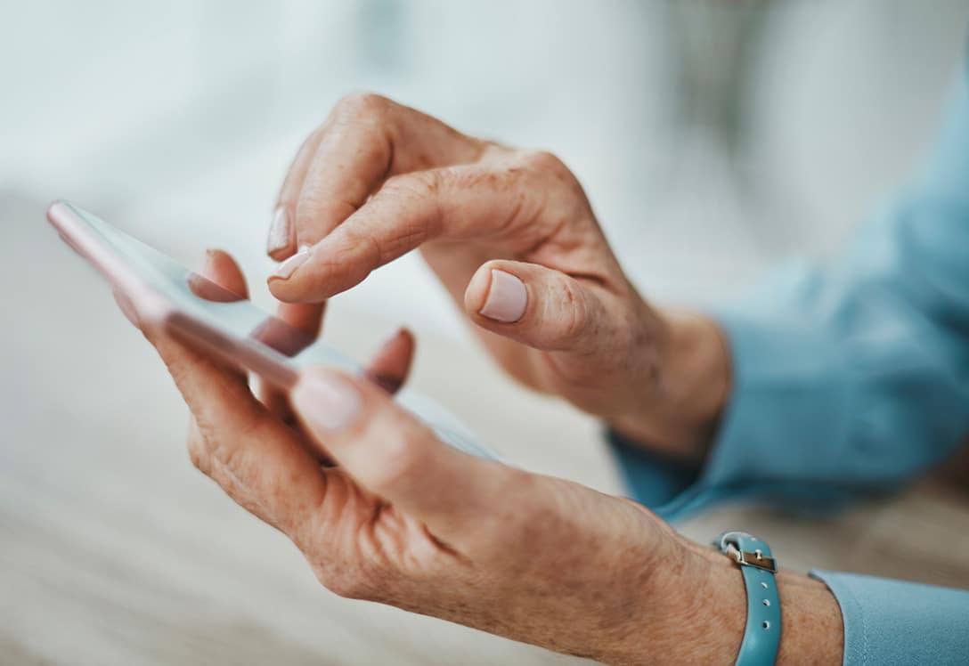manos haciendo busqueda en un smarthphone sobre trámites online