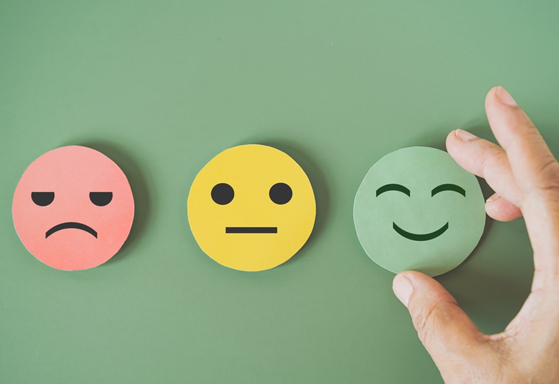 caras-felicidad-tristeza-enfado-mano-elige-felicidad circulos con caras: enfadp, triteza y felicidad