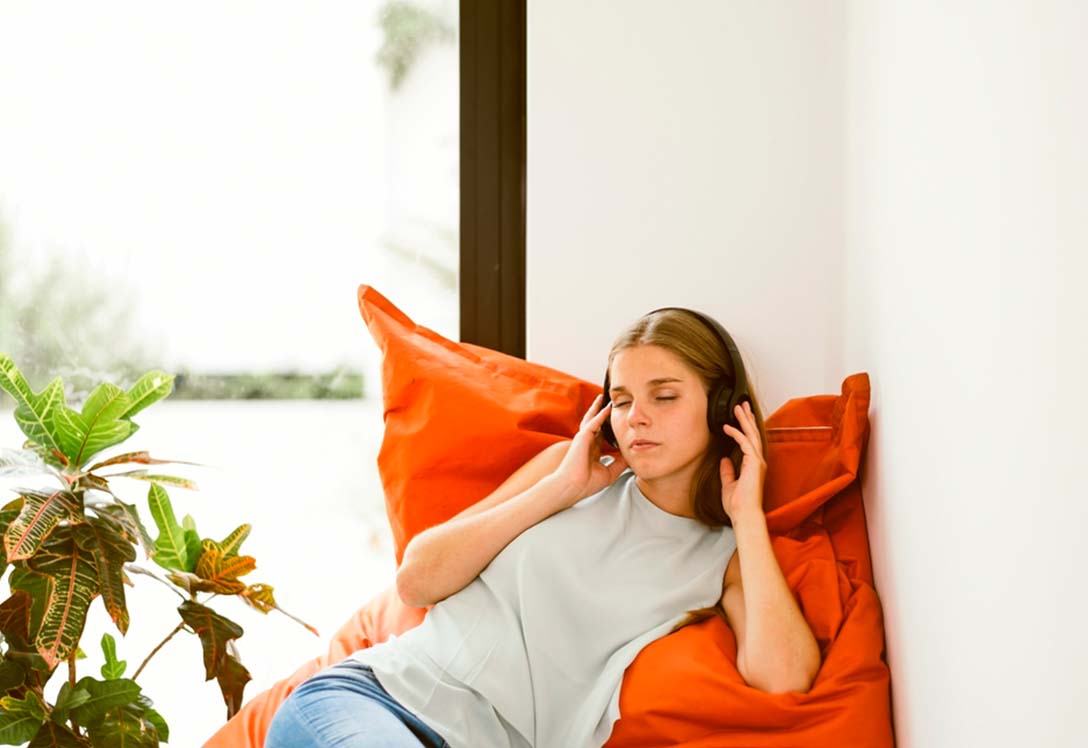 Chica escucha música con auriculares
