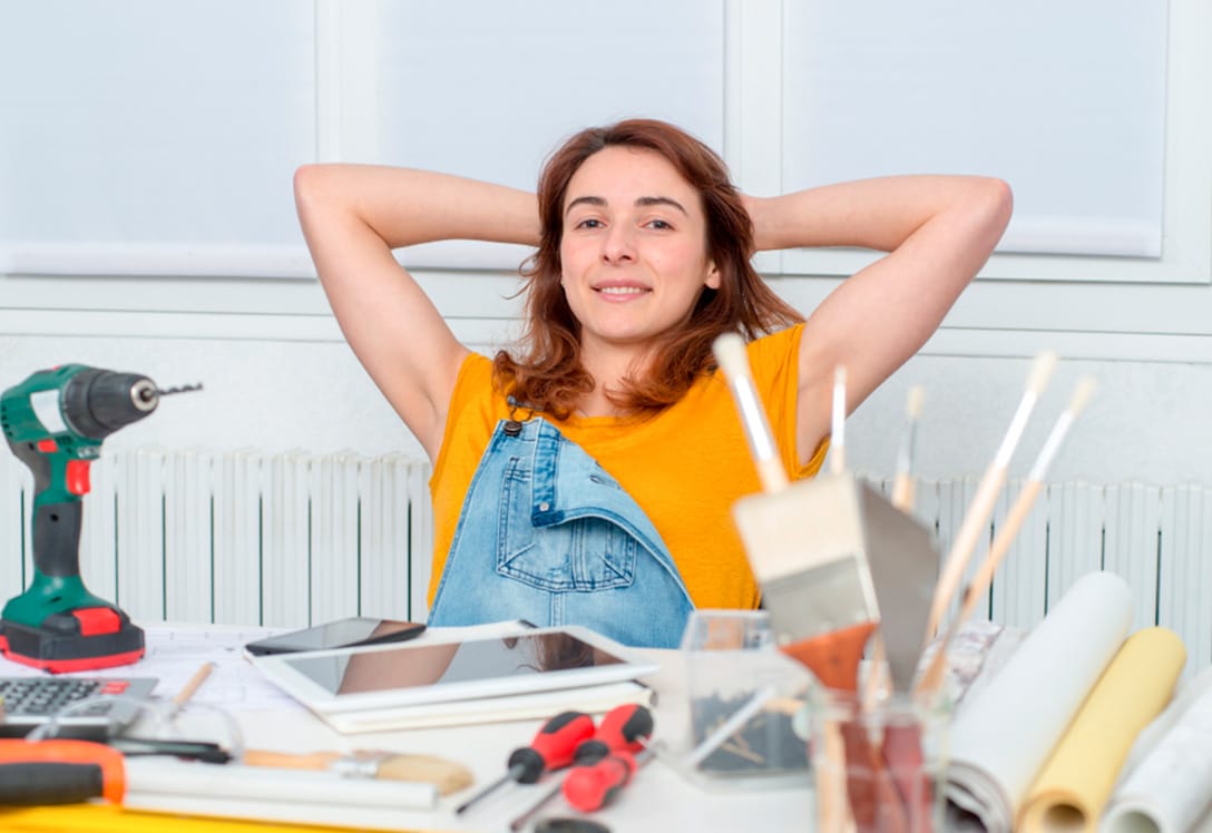 chica-decorando-casa Una chica decora su hogar con sus propias manos