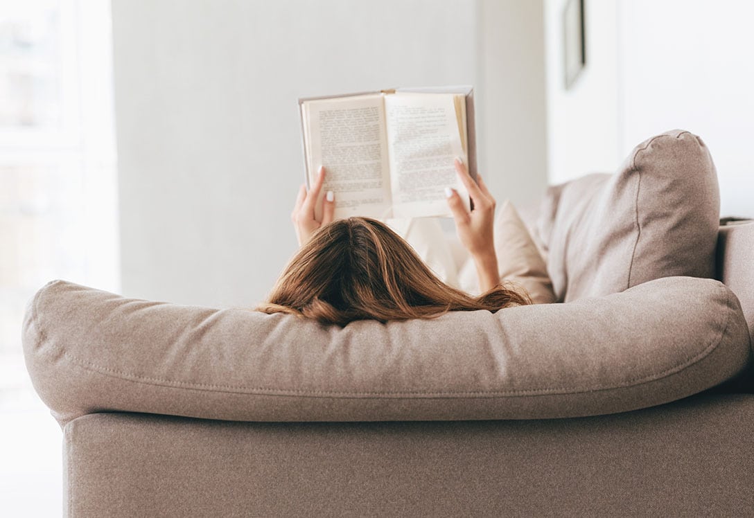 chica leyendo en el sofa