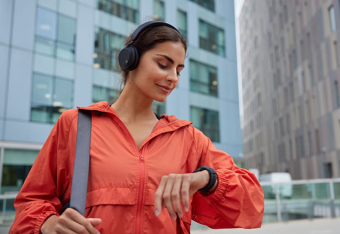 Chica mirando su smartwatch