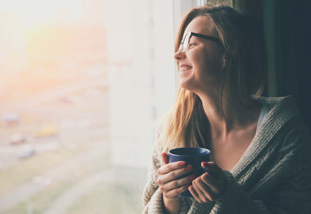 Chica tomando café