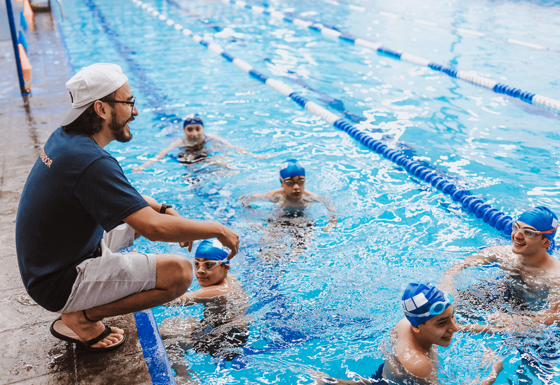 clase de natación con niños