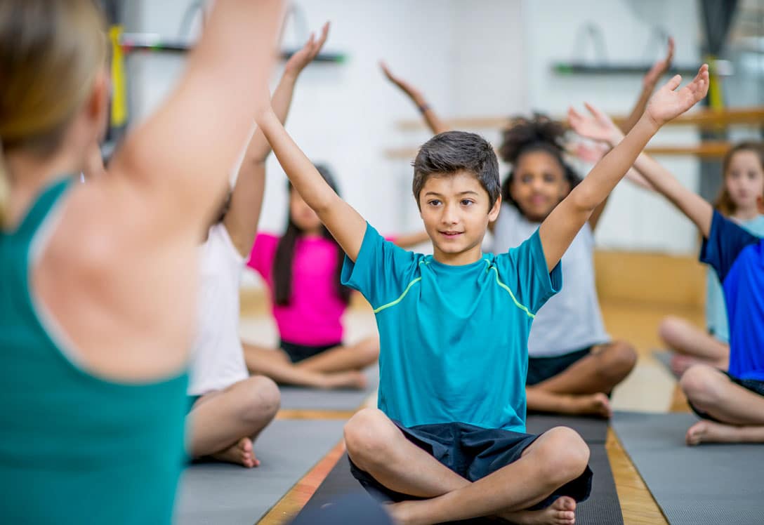 clase de yoga con niños