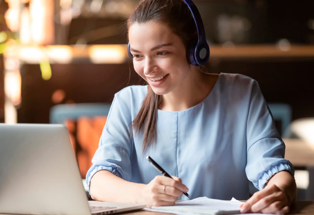 Chica asiste a clases online