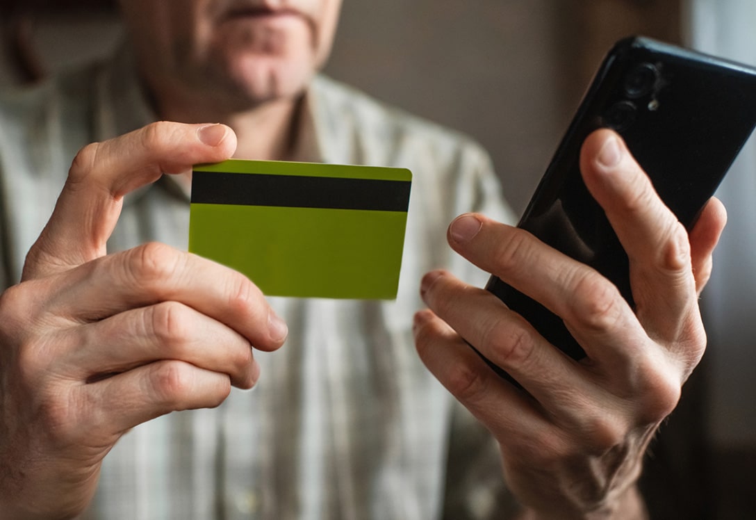 persona comprando con su tarjerta de crédito de forma online
