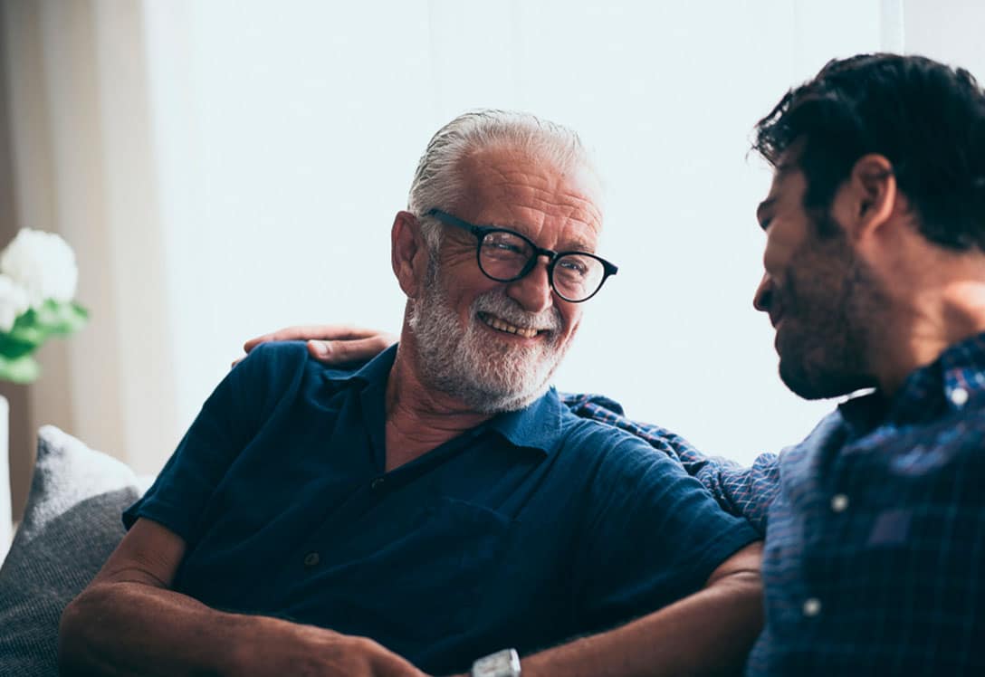 Padre e hijo conversan