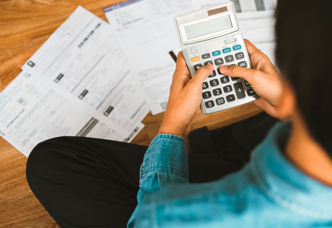 mujer con calculadora revisando gastos hipoteca