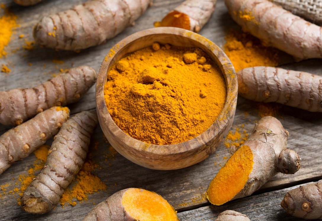 cuenco con cúrcuma en polvo
