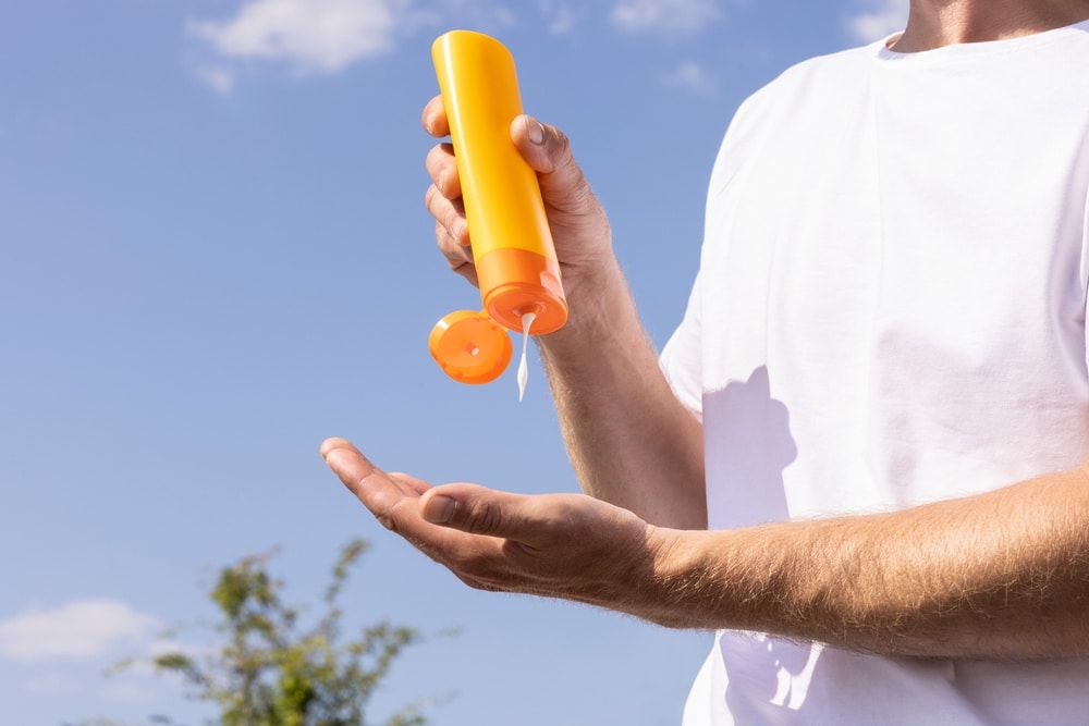 deportista aplicándose protección solar