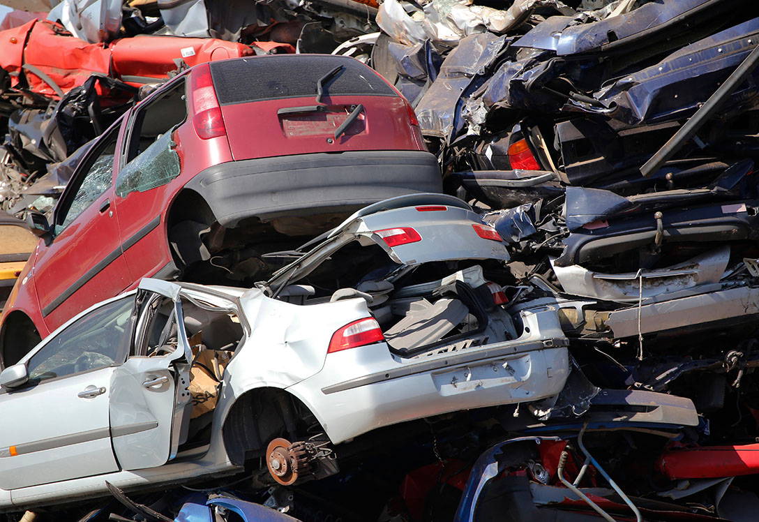 Coches en un desguace