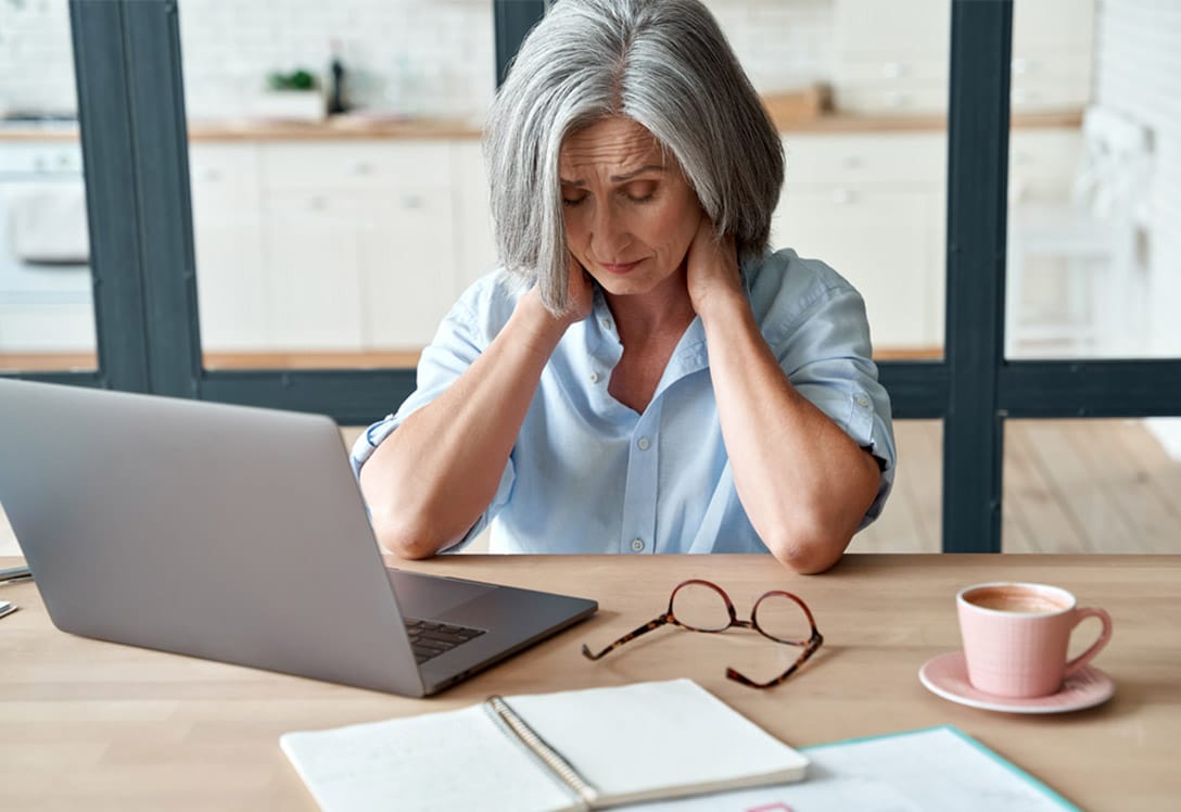 Dolor de cervicales trabajando en el ordenados