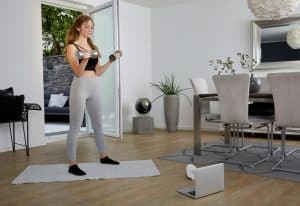 ejercicio-fuerza-pesas-casa-mujer familia de picnic