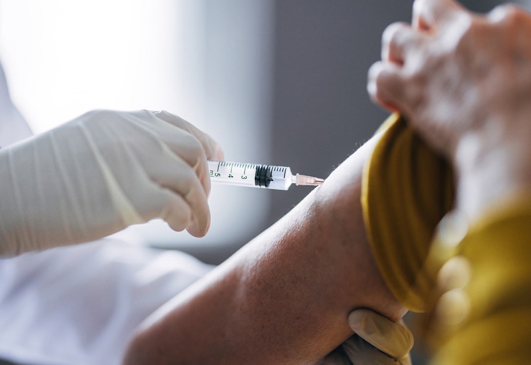 enfermera-vacunacion-senior enfermera vacunando a persona mayor