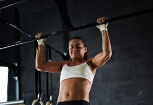 entrenamiento-barra-fuerza-mujer cesta alimentos picnic