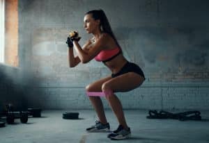 entrenamiento-fuerza-cintas-mujer cesta alimentos picnic