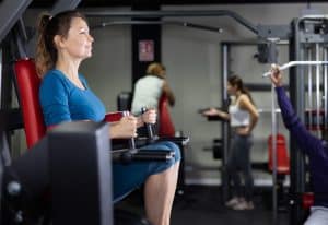 entrenamiento-maquinas-fuerzas-mujer cesta alimentos picnic