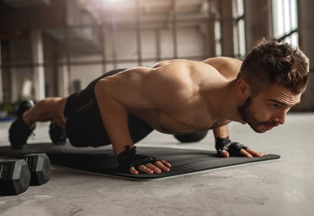 Un joven se entrena en un gimnasio