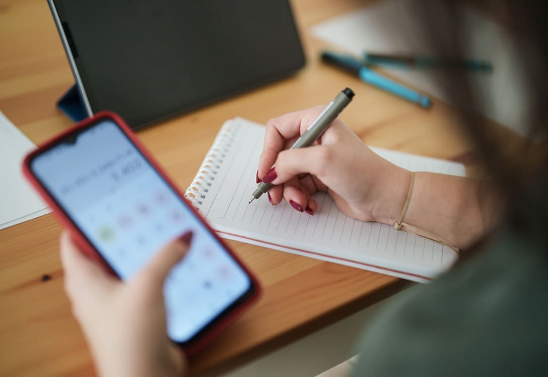especialista-calculo-imc Mujer consulta en el móvil y apunta su Índice de Masa Corporal