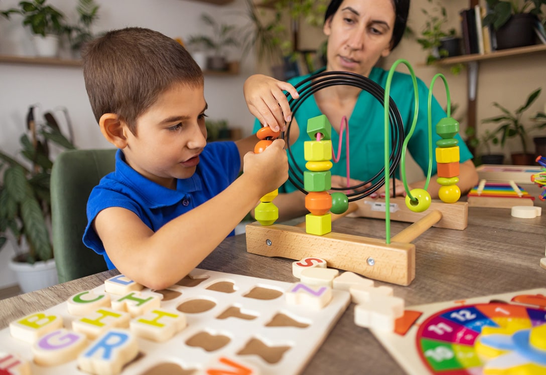 Especialista en Asperger juega con niño