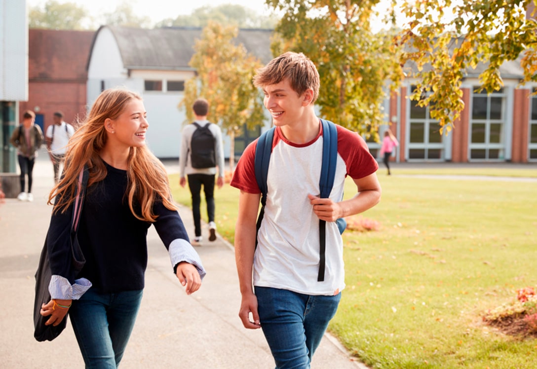 Estudiantes caminando por los alrededores de la Universidad